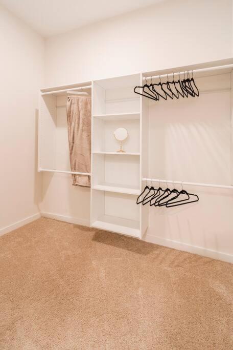 Charming Cozy Apartment With Wi-Fi & Free Parking Charlotte Eksteriør billede
